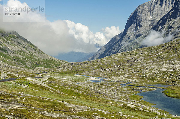 Gebirgslandschaft an der Straße Trollstigen  bei Åndalsnes  Møre og Romsdal  Vestland  Norwegen