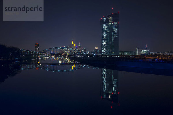 Skyline bei Nacht mit dem Main Plaza Turm im linken Vordergrund  der Deutschherrnbrücke in der Mitte und dem Neubau der Europäischen Zentralbank rechts  Frankfurt am Main  Hessen  Deutschland