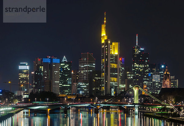 Skyline bei Nacht Taunusturm  Tower 185  Commerzbank  Messeturm  EZB Europäische Zentralbank  HelaBa  Hessische Landesbank  Deutsche Bank  Frankfurt Dom  Flößerbrücke  Frankfurt am Main  Hessen  Deutschland