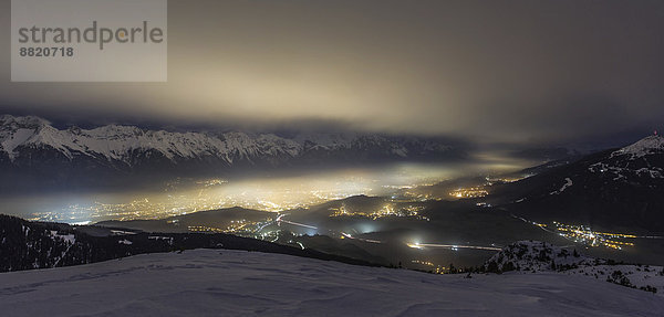 Innsbruck bei Nacht  vom Jochkreuz  Nordkette oder Inntalkette  Inntal  Tirol  Österreich