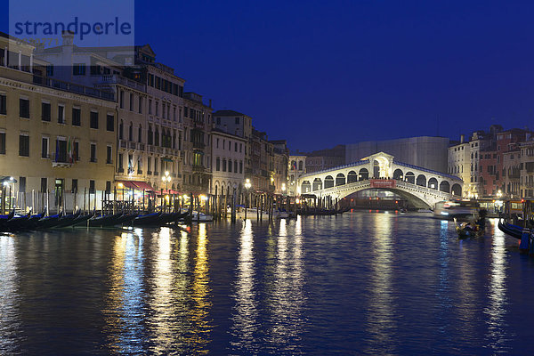 Rialtobrücke  Ponte di Rialto  am Canal Grande bei Nacht  Venedig  Venetien  Italien