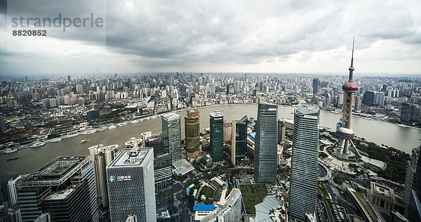 Stadtpanorama vom Tsing Mao Tower mit Oriental Pearl Tower  Businesstowers Bund und Huangpo Fluss  Shanghai  China
