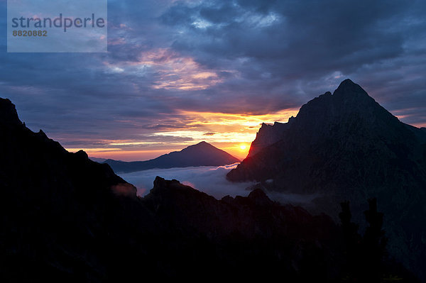 Sonnenaufgang im Gebirge  Großer Ödstein  Gesäuse  Österreich