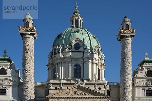 Kuppel der barocken Karlskirche  1739  die Säulen zeigen in einem Spiralrelief Motive aus dem Leben Karl Borromäus'  Wien  Land Wien  Österreich
