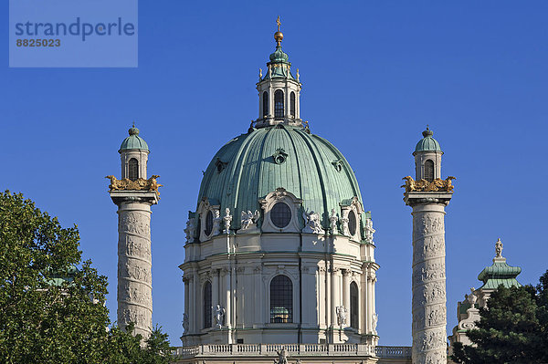 Kuppel der barocken Karlskirche  eingeweiht 1739  die Säulen zeigen in einem Spiralrelief Motive aus dem Leben Karl Borromäus'  Wien  Land Wien  Österreich