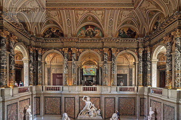 Treppenhaus mit der Marmorskulptur Theseus besiegt den Kentauren  um 1875 von Antonio Canova  Kunsthistorisches Museum  1891 eröffnet  Wien  Land Wien  Österreich