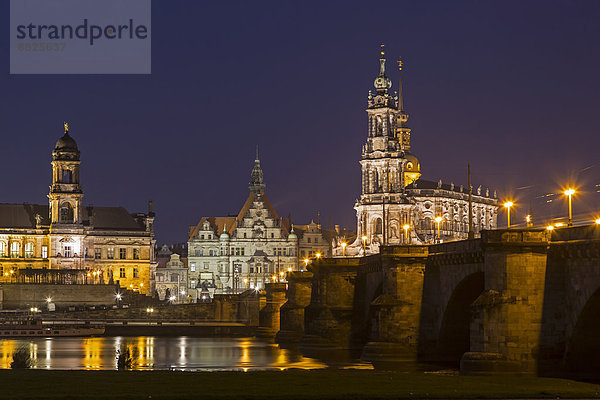 Elbe und Altstadt am Abend  Dresden  Sachsen  Deutschland
