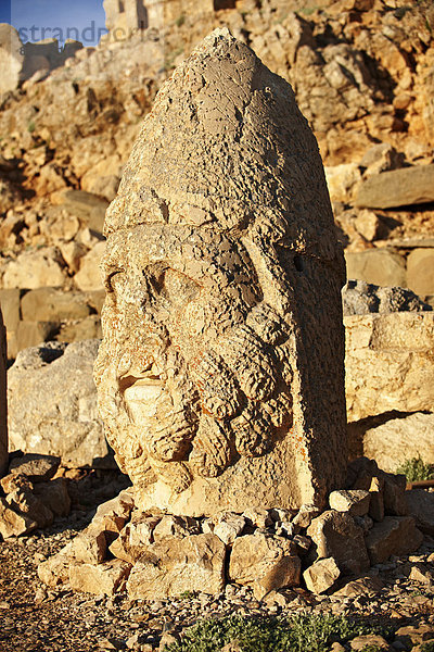 Statue beim Grab von König Antiochos I. des Reiches Kommagene  auf dem Berg Nemrut  bei Adiyaman  Türkei