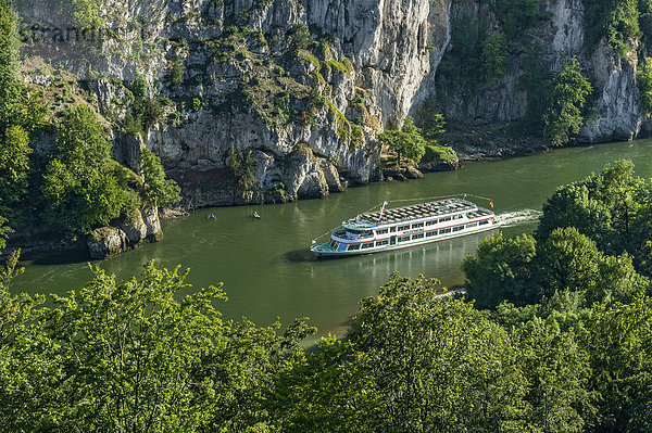 Ausflugsschiff auf dem Fluss Donau im Donaudurchbruch  Kelheim  Niederbayern  Bayern  Deutschland