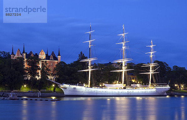 Segelschiff Chapman Boat  Jugendherberge  hinten das Amiralitetshuset  Außenstelle Schwedisches Nationalmuseum  auf der Insel Skeppsholmen  Stockholm  Stockholms län  Schweden