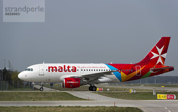 Ein Airbus A319-112 der Fluggesellschaft AIR MALTA rollt zu seiner Parkposition am Flughafen München  München  Oberbayern  Bayern  Deutschland