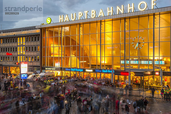 Bahnhofsvorplatz  Menschenmenge  Rosenmontag  Hauptbahnhof  Köln  Rheinland  Nordrhein-Westfalen  Deutschland