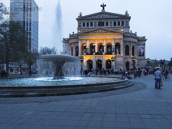 Deutschland  Hessen  Frankfurt  Alte Oper in der Abenddämmerung
