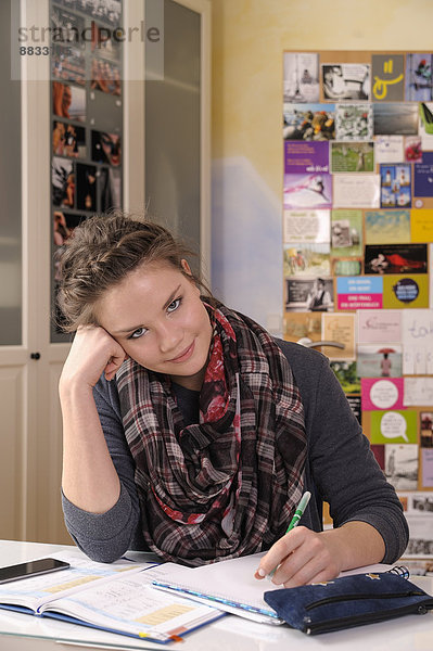 Porträt einer Schülerin am Schreibtisch