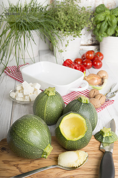 Acht Ballkürbisse und Gemüse auf dem Tisch  Low Carb