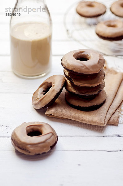 Schoko-Donuts mit Kaffee und Serviette