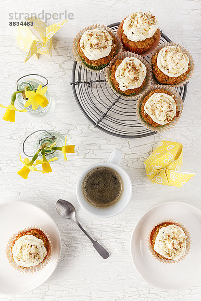 Glutenfreie Karotten-Kokosnuss-Bananen-Cupcakes  gedeckter Tisch