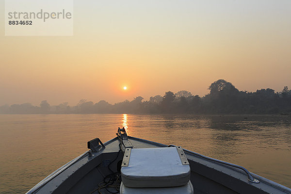 Brasilien  Mato Grosso do Sul  Pantanal  Boot auf dem Cuiaba Fluss bei Sonnenaufgang