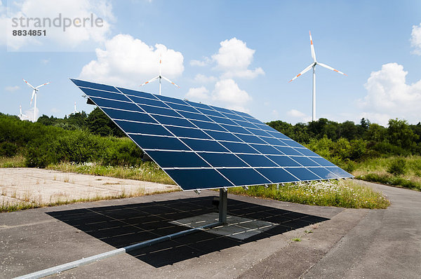 Deutschland  Rheinland-Pfalz  Morbach  Solarpanel und Windkraftanlagen