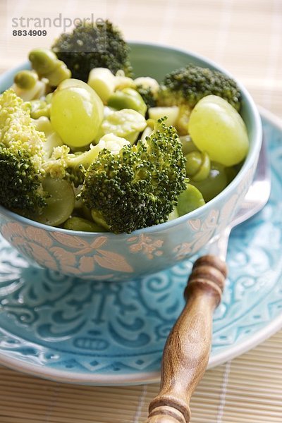 Brokkoli  Fava-Bohne und Traubensalat