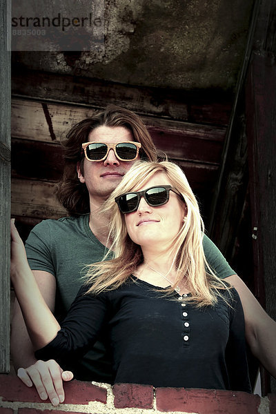Porträt eines jungen Paares mit Sonnenbrille