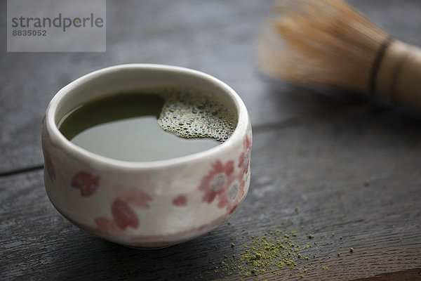 Grüner Matcha Tee in Tasse mit Cha-sen