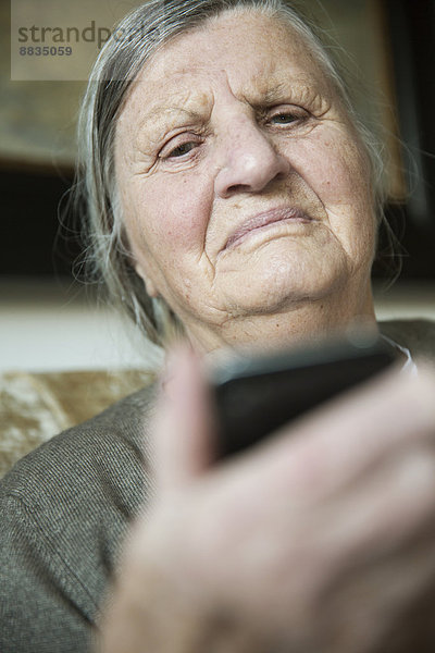 Porträt einer älteren Frau mit Smartphone