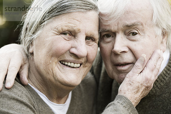 Porträt eines lächelnden Seniorenpaares von Kopf bis Fuß