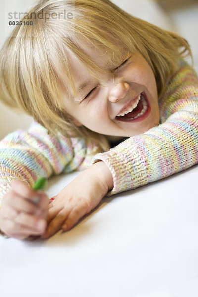Porträt eines lachenden kleinen Mädchens