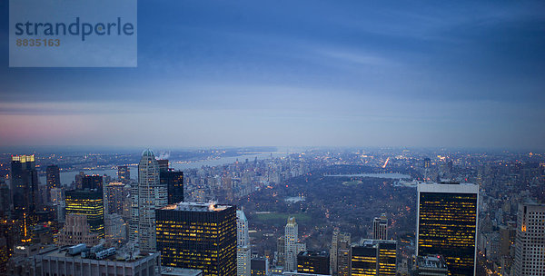 USA  New York  Manhattan  Blick auf beleuchtete Skyline bei Abenddämmerung