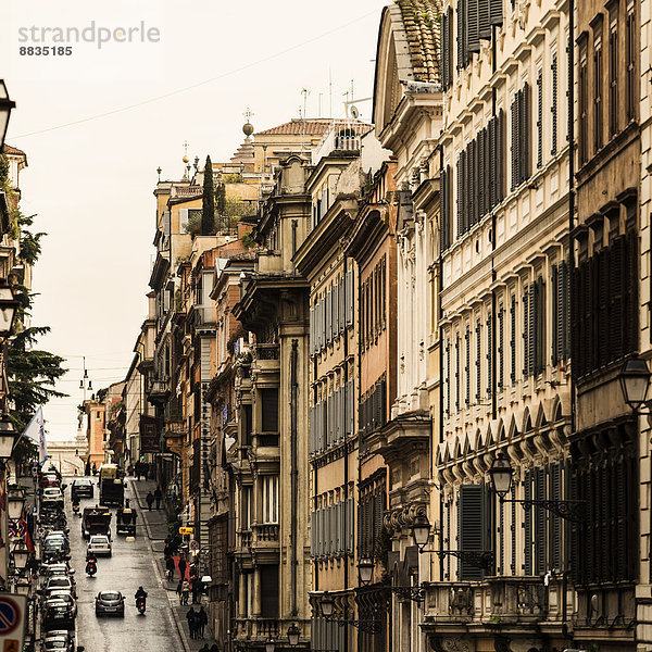 Italien  Rom  Typisch italienische Gebäude und Verkehr
