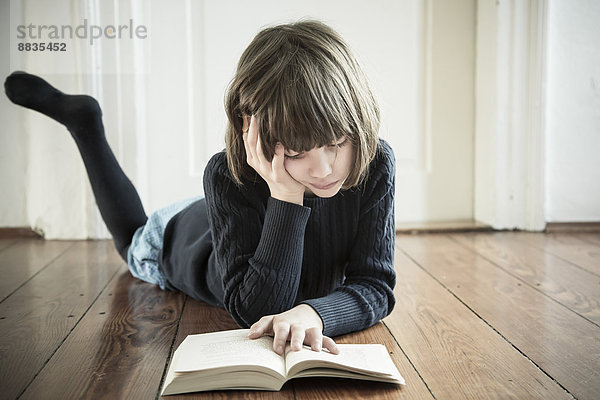 Porträt des lesenden Mädchens