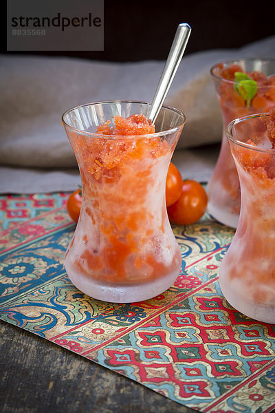 Gläser mit Tomatengranita und Kirschtomaten