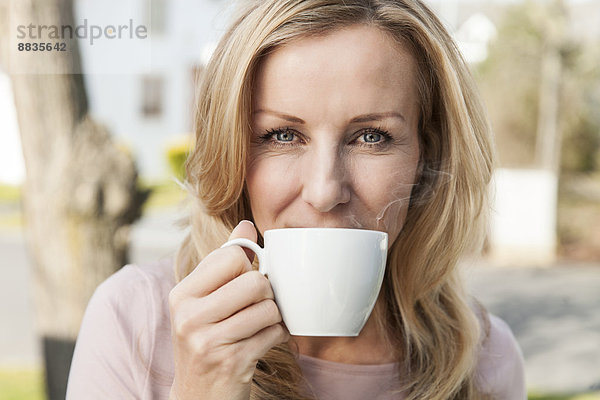 Porträt einer Frau  die eine Tasse Kaffee trinkt  Nahaufnahme