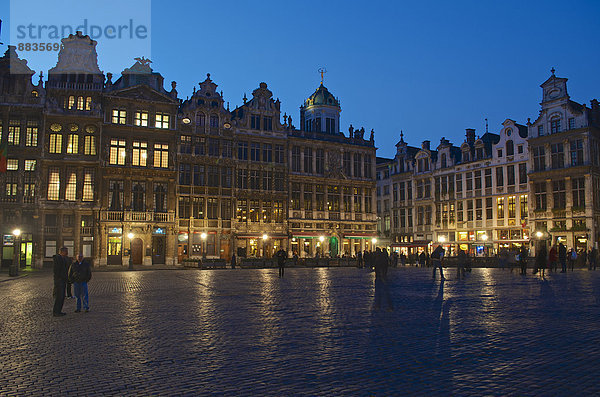 Belgien  Brüssel  Grand-Place  Historische Häuser am Marktplatz am Abend