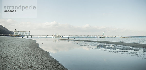 Deutschland  Mecklenburg-Vorpommern  Rügen  Seebrücke im Ostseebad Sellin im Winter