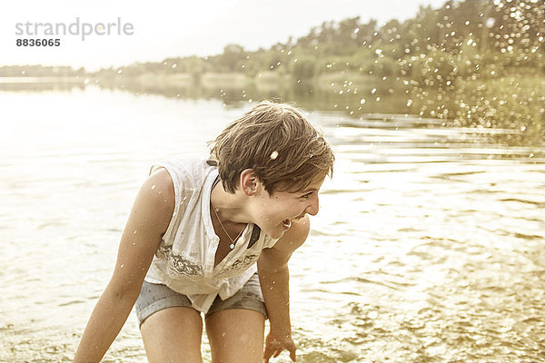 Junge Frau mit Spaß am Baggersee