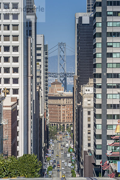 USA  New York State  New York City  California Street mit Bay Bridge im Hintergrund