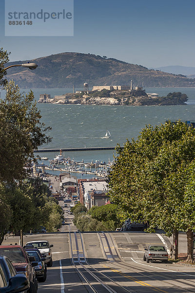 USA  New York State  New York City  Straße  Pier und Alcatraz im Hintergrund