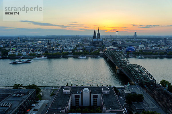 Deutschland  Nordrhein-Westfalen  Köln  Stadtansicht mit Kölner Dom und Hohenzollernbrücke über den Rhein
