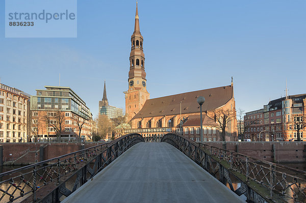 Deutschland  Hamburg  alte Speicherstadt mit Katharinenkirche bei Sonnenaufgang