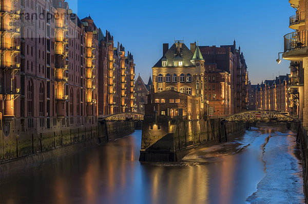 Deutschland  Hamburg  Speicherstadt nach Sonnenuntergang  Blick in die Wandrahmsflotte
