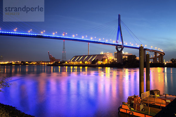 Deutschland  Hamburg  Koehlbrandbrücke im Hamburger Hafen am Abend