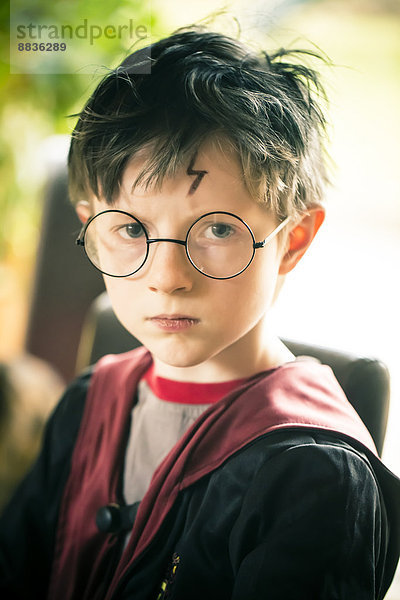Ein kleiner Junge verkleidet sich wie Harry Potter.