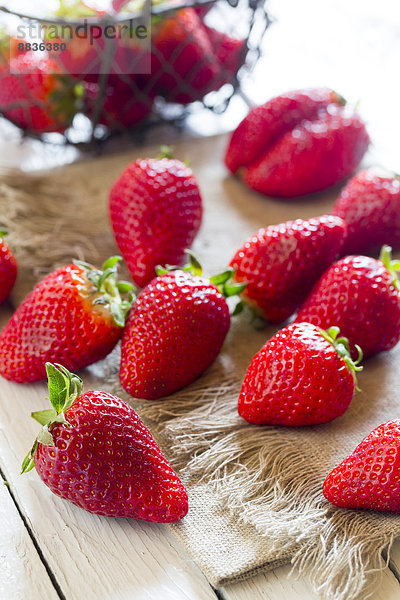 Erdbeeren auf Tuch