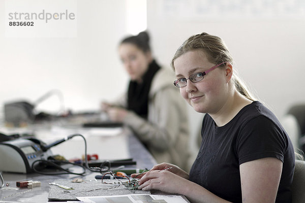Zwei junge Frauen arbeiten in einer Elektronikwerkstatt am optischen Sensor