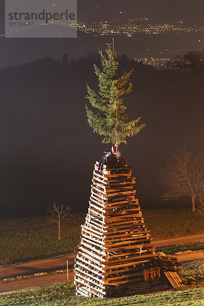 Österreich  Vorarlberg  Rheintal  Viktorsberg  Holzturm mit Hexe für Lagerfeuer