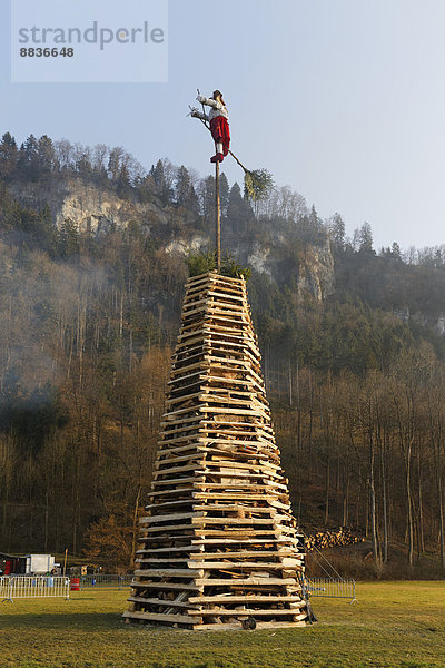 Österreich  Vorarlberg  Rheintal  Hohenems  Holzturm mit Hexe für Lagerfeuer