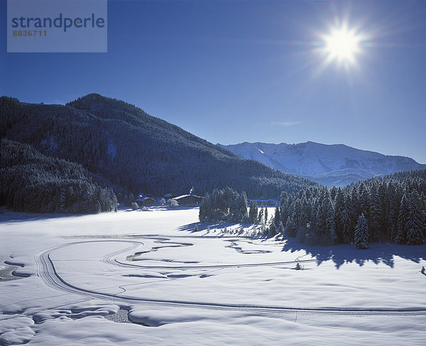 Deutschland  Bayern  Oberbayern  Mangfallgebirge  Langlaufloipe im Schnee