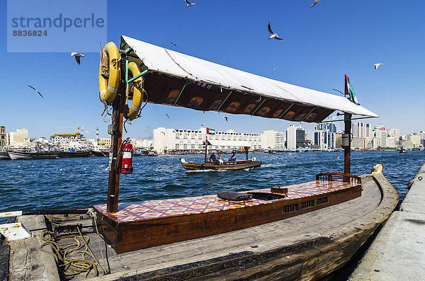 Vereinigte Arabische Emirate  Dubai  Festmacherboot mit Skyline des Stadtzentrums im Hintergrund